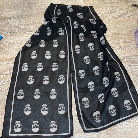 Skull Sulk Scarf - Picture 2 of 2